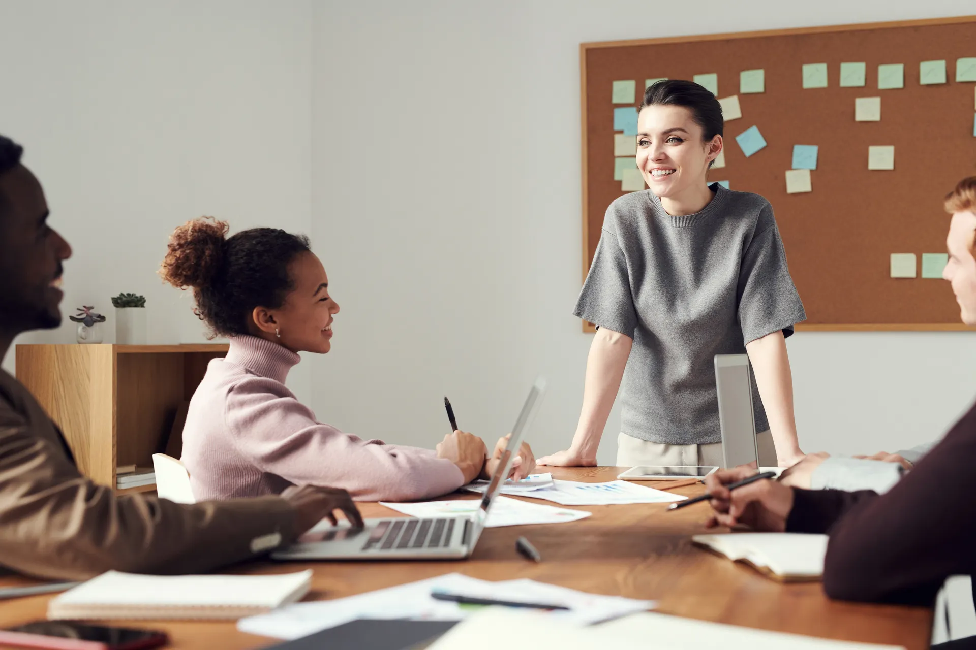Consultoría financiera empresarial en reunión corporativa